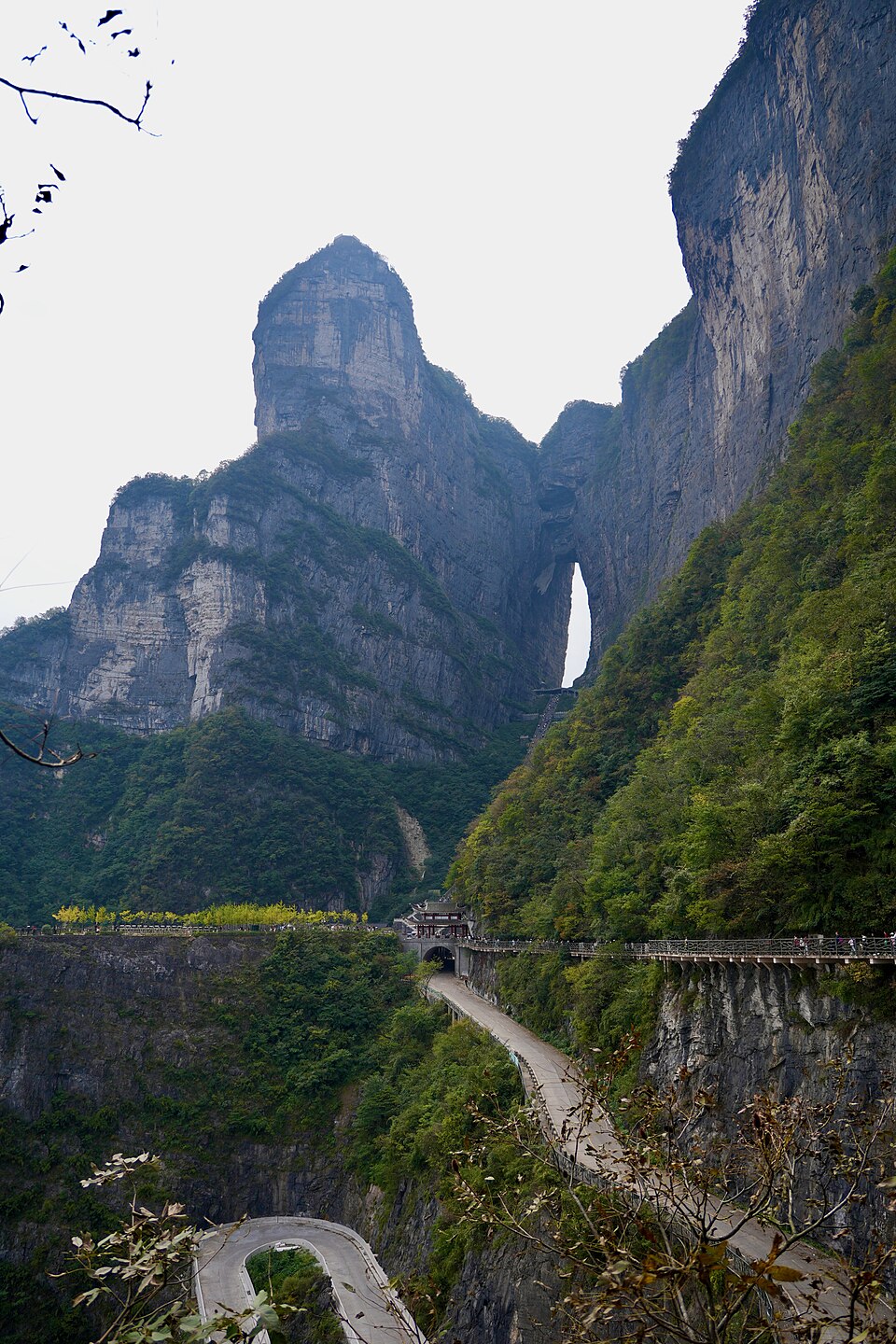 La Puerta del Cielo, el arco natural de Tianmen, y el camino junto al acantilado.
